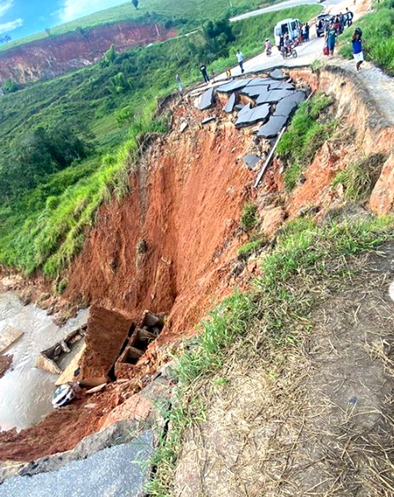 Carro cai em cratera gigante na BR 101 entre os municípios de