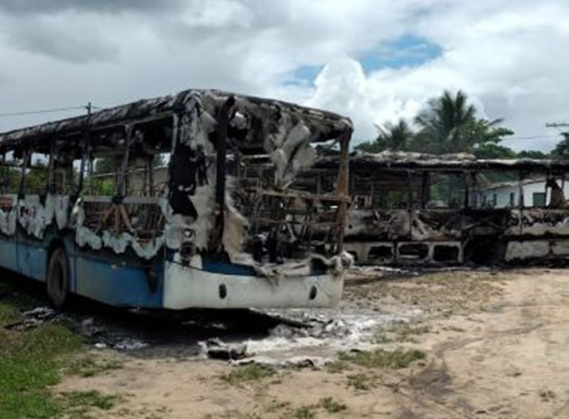 Homens Armados Colocam Fogo Em Nibus E Amea Am Moradores De